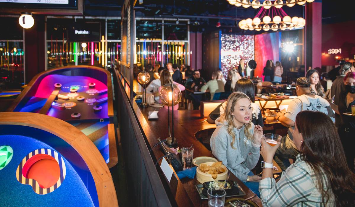 Guests At Puttshack